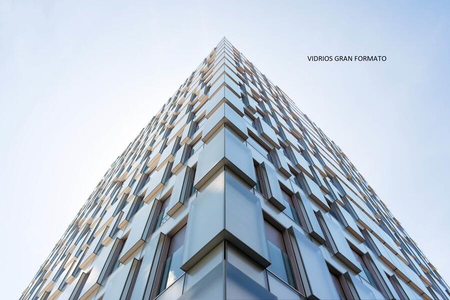 Fachada acristalada de gran formato en una torre de oficinas