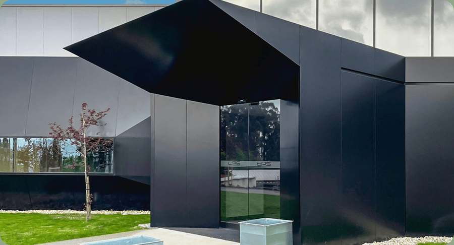 Edificio con fachada de panel composite negro de geometría angular