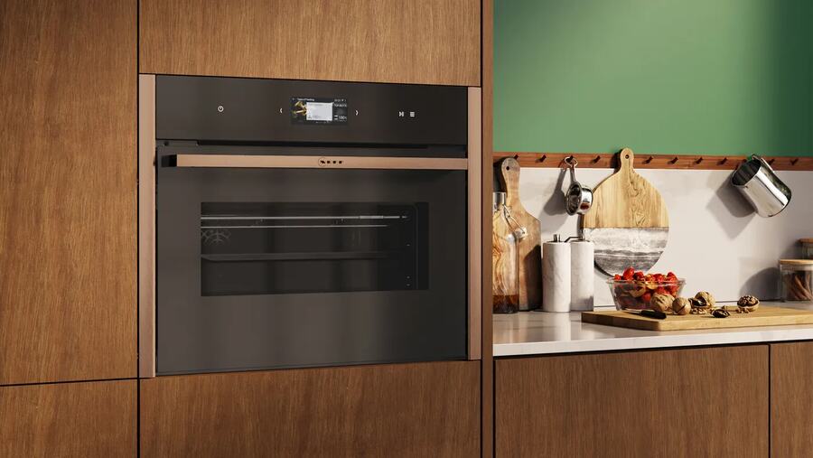 Horno NEFF empotrado en un mueble de cocina de madera