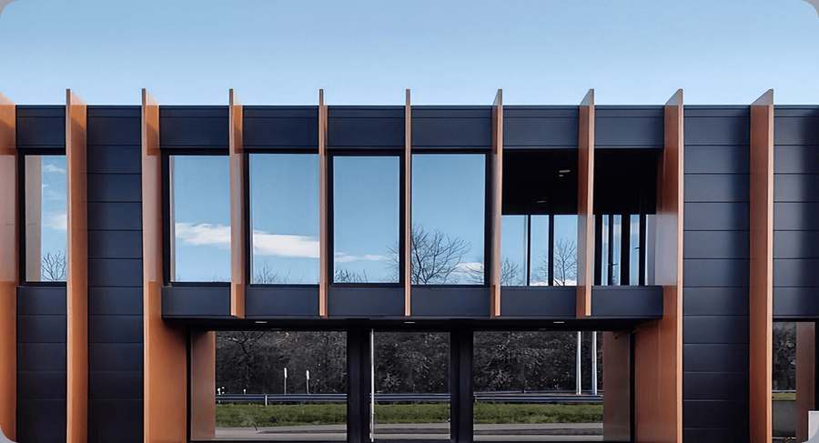 Fachada composite efecto madera con lamas verticales